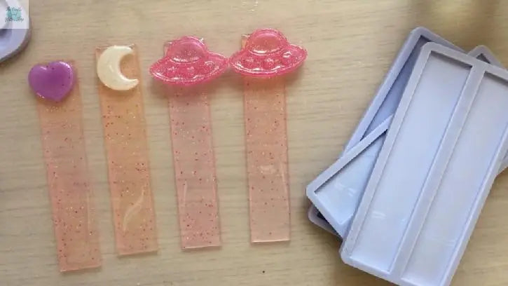 Resin-Tutorial-DIY-Party-Favor-Bookmarks The Crafts and Glitter Shop