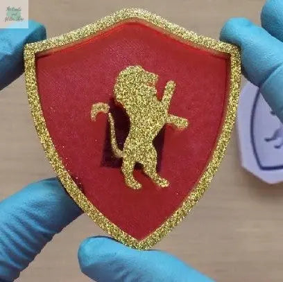 Resin-Tutorial-Gryffindor-House-Crest-Magnet The Crafts and Glitter Shop