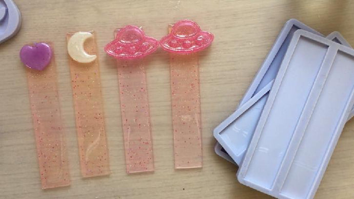 Resin Tutorial: DIY Party Favor Bookmarks