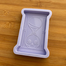 Load image into Gallery viewer, 4&quot; Skull Hourglass Silicone Mold